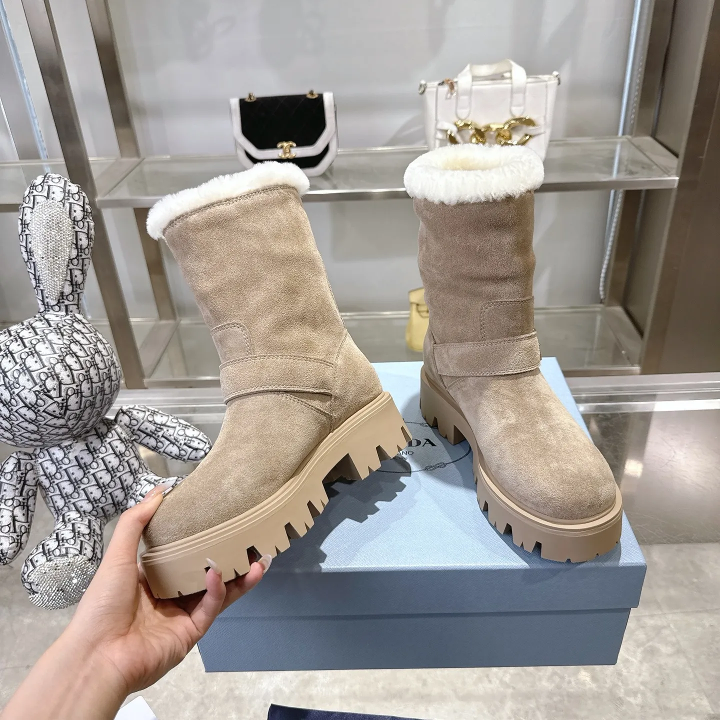 👟👟Ex-factory price 700👟👟 🔥Heavyweight🔥4050 Prada/PRADA autumn and winter snow boots counter new thick-soled anti-ski boots warm wool short boots, the same style as PRADA autumn and winter T-stage catwalk catwalk celebrity stars, original 1:1 replica, high-quality quality! The top version is comfortable on the feet and makes you look slimmer, elegant and intellectual! It is a rare pair of comfortable and warm casual snow boots! ❶Fabric: High mercerized cow suede/first layer cowhide ❷Lining: %100 pure wool imported from Australia ❸Feet: %100 pure wool imported from Australia ❹Outsole: Original TPU foam bottom Four-color women's sizes: 36–42. Complete packaging, with certified pure cotton bag after-sales service card.
